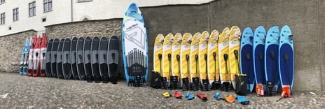 Stand-up-Paddles an einer Wand